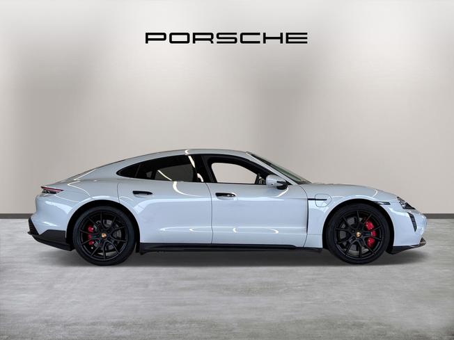 Porsche Taycan Photo 8