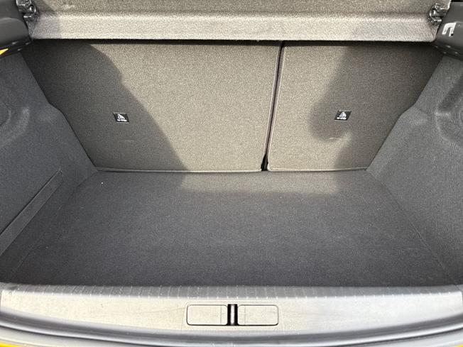 PEUGEOT 208 Photo 12