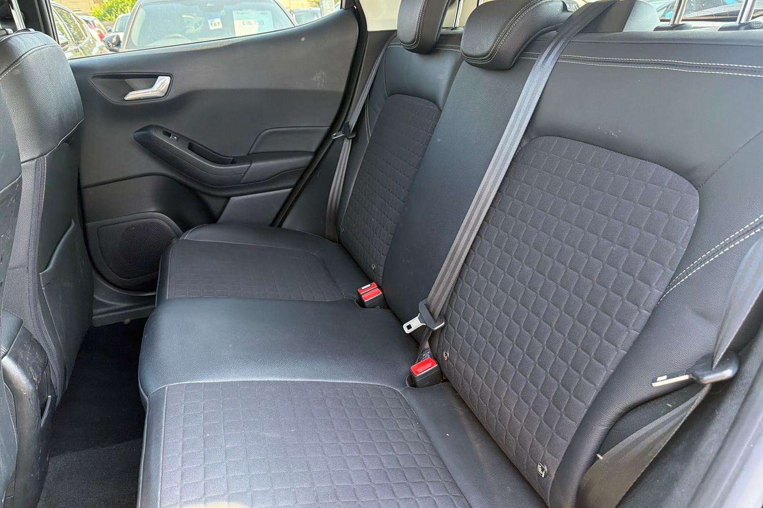Ford FIESTA Photo 19