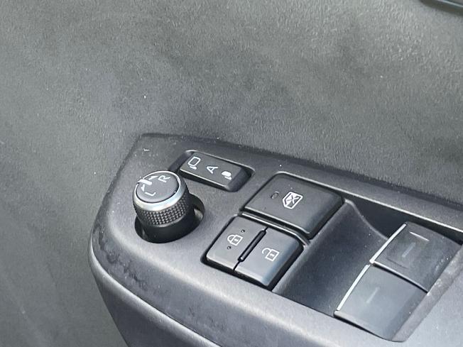 TOYOTA Yaris Photo 29
