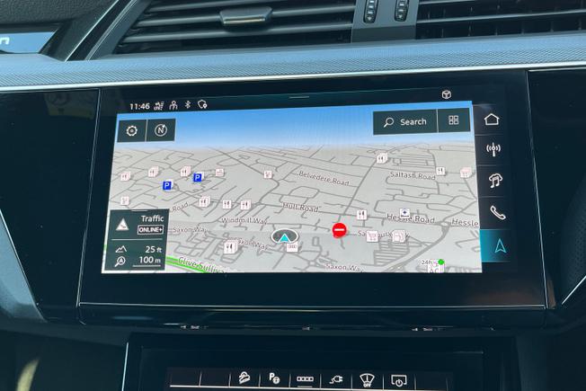 AUDI Q8 E-Tron Photo 14