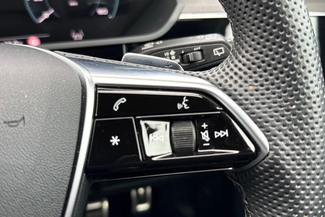 AUDI Q8 E-Tron Photo 17