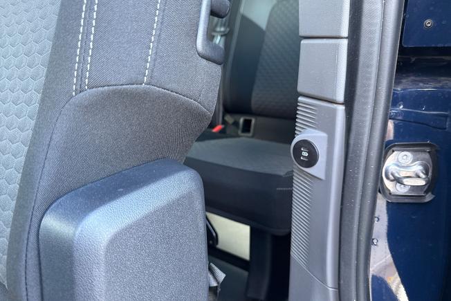 VOLKSWAGEN Transporter Shuttle Photo 48