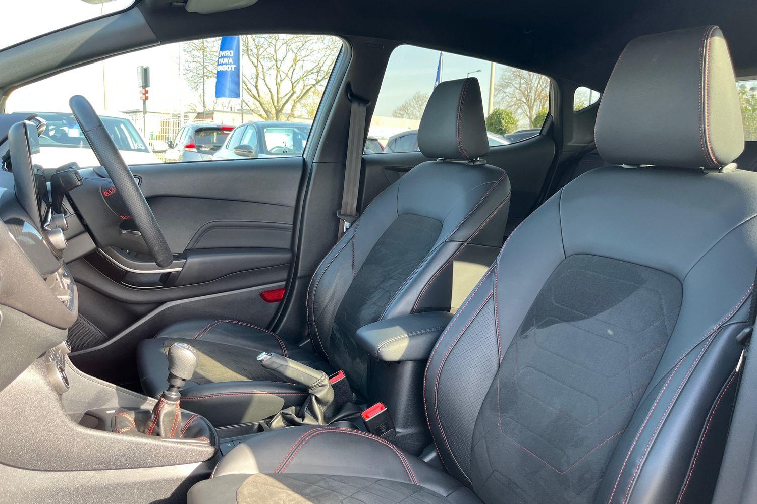 Ford FIESTA Photo 18