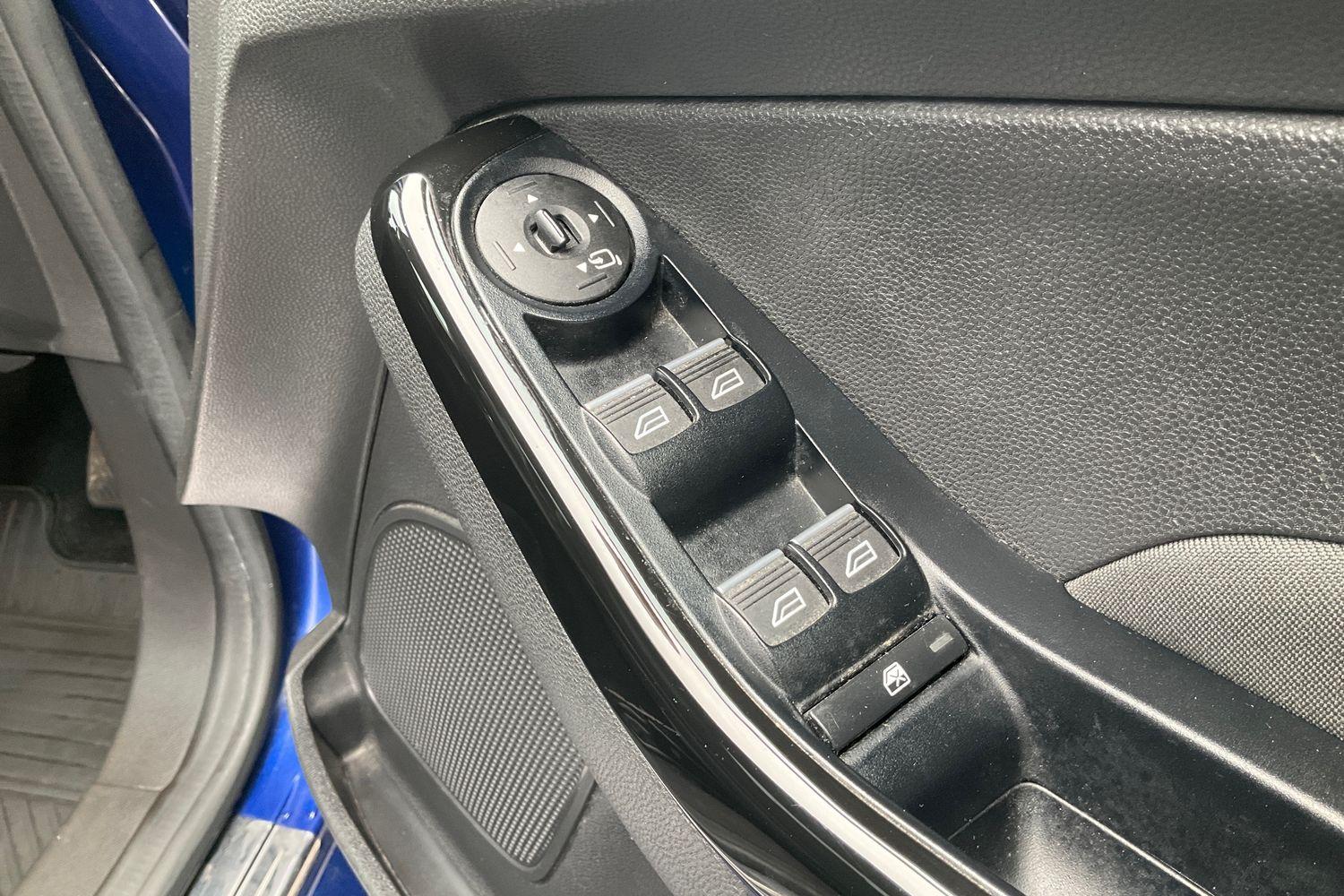Ford FIESTA Photo 15