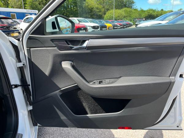 Skoda Superb Photo autoimg-ed1357053691d81b9f71cd9401e029c3aee61e4f.jpg