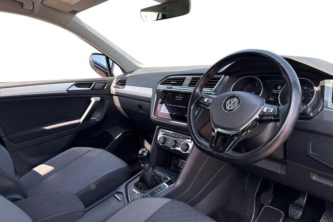 VOLKSWAGEN Tiguan Photo 6