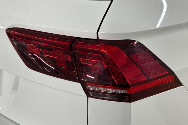 VOLKSWAGEN Tiguan Photo 18