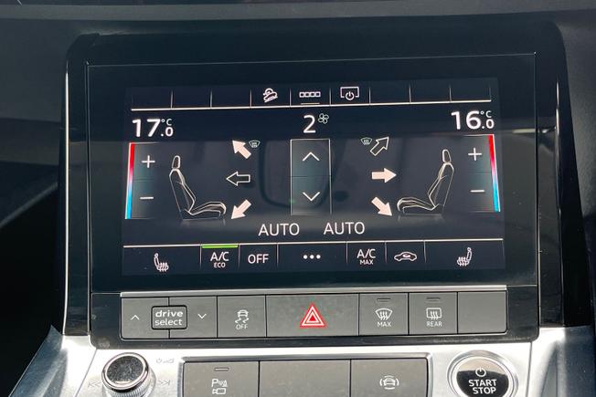 AUDI e-tron Photo 30