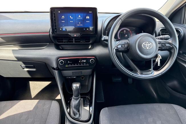 TOYOTA Yaris Photo 10