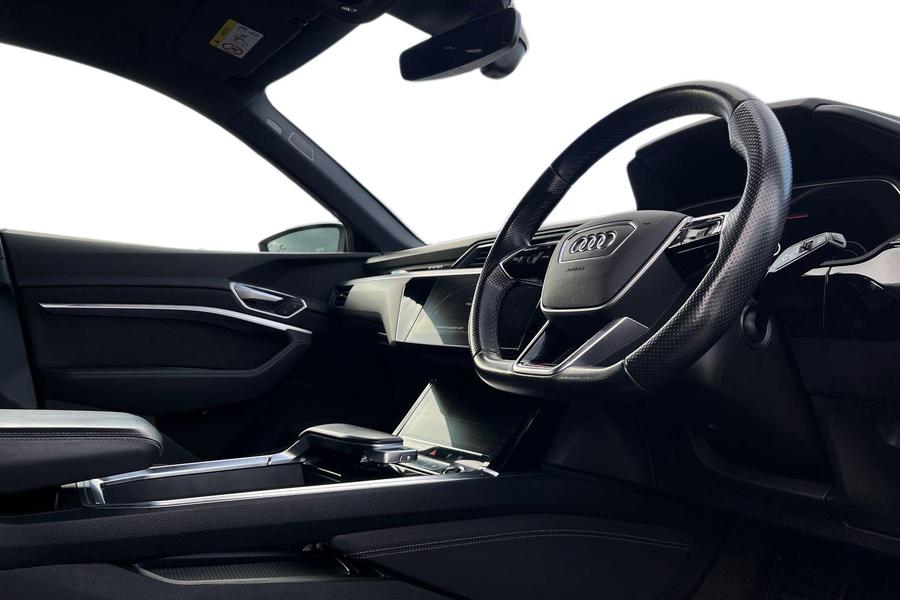 Audi e-tron Photo autoimg-ed787aa649453e48e020b60b12dee153dd73e567.jpg