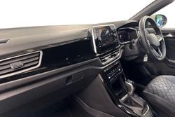 Volkswagen T-Roc Photo 2