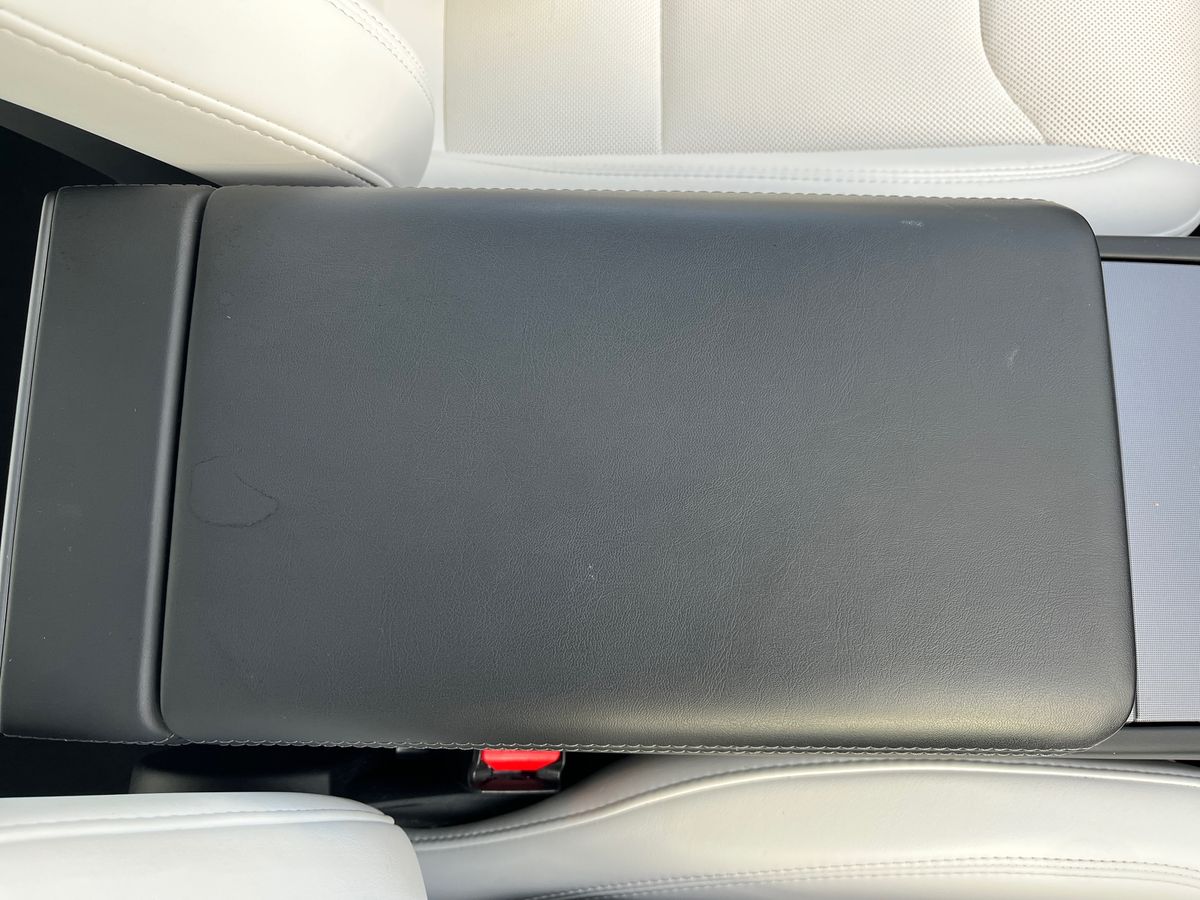 TESLA Model 3 Photo 38