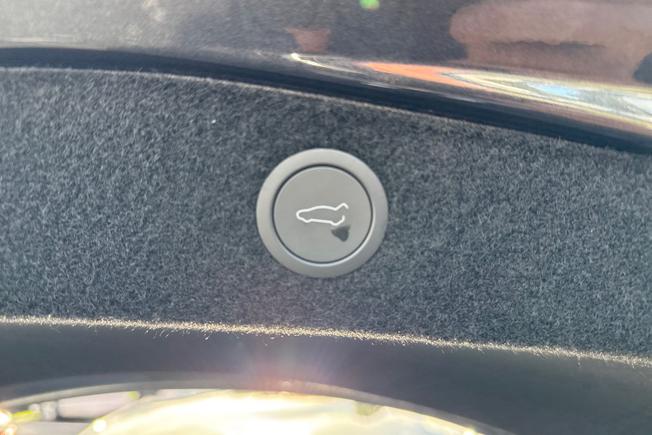 TESLA Model 3 Photo 23
