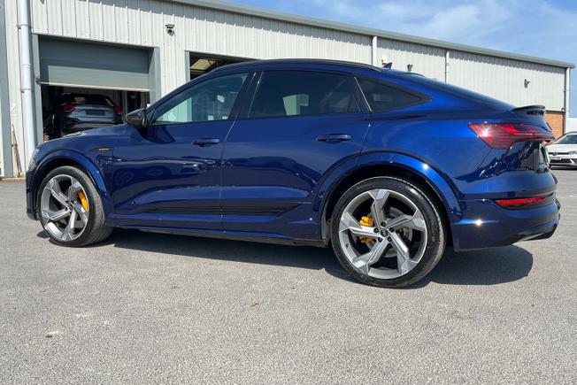 AUDI E-Tron S Photo 24