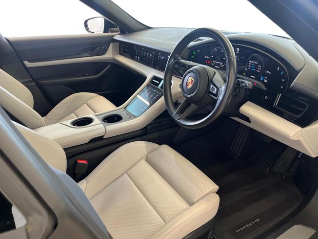 PORSCHE Taycan Photo 10