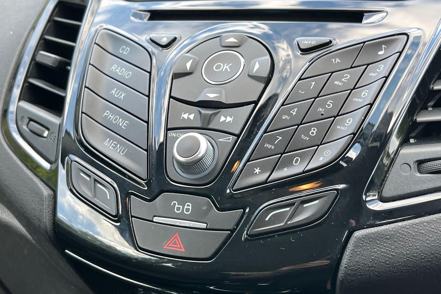 Ford FIESTA Photo 23