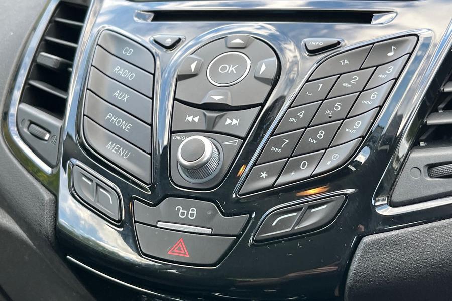 Ford FIESTA Photo autoimg-eddad3e57b58d30bd06c7d514b2201ff18baf0df.jpg