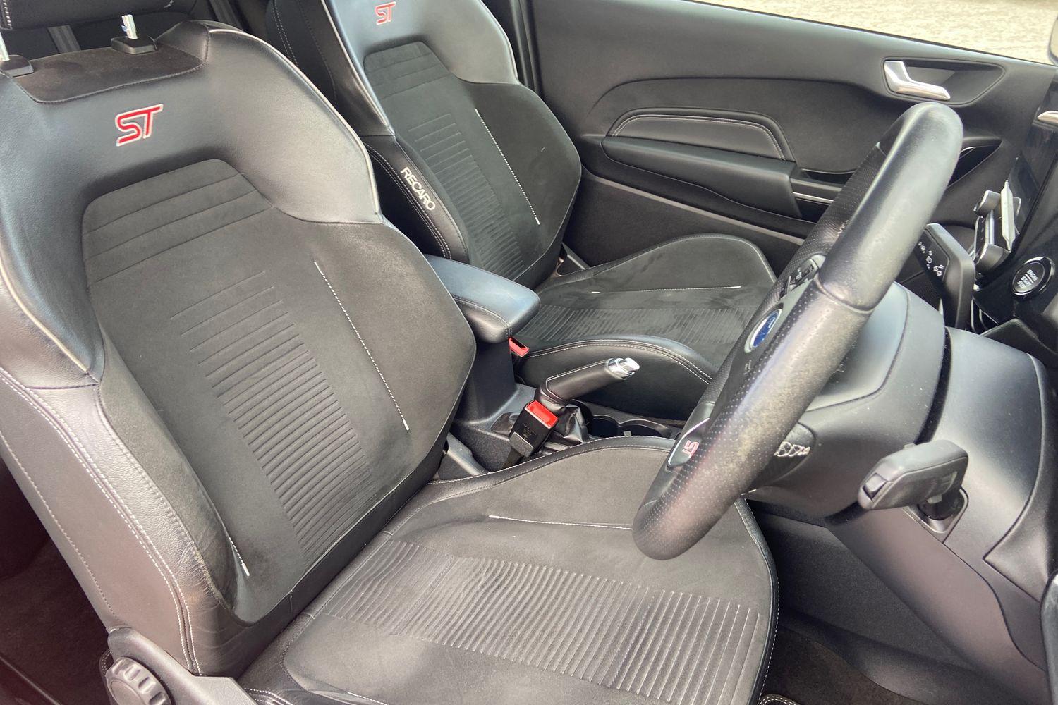Ford FIESTA Photo 16
