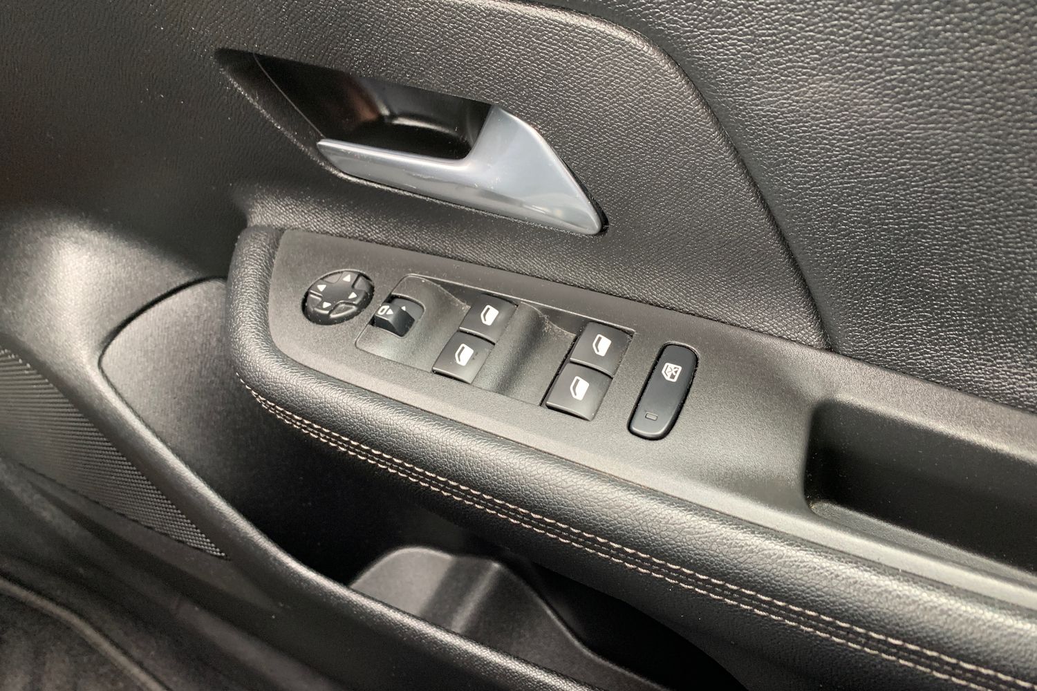 2022 Vauxhall Mokka 1.2 Turbo SRi Premium 130PS in Black with 33K - vehicle photo 18 for sale on PureCar