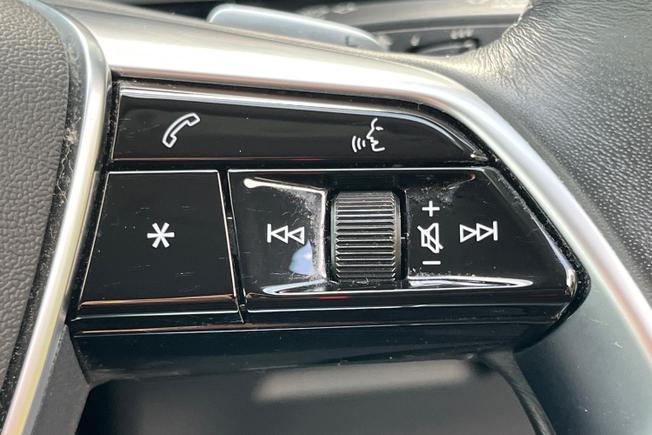 AUDI Q8 E-Tron Photo 17