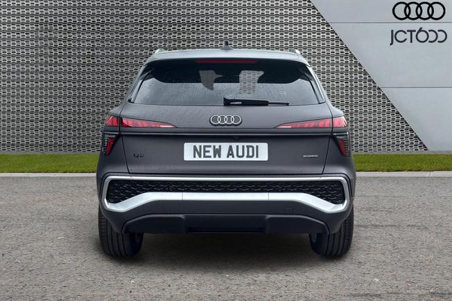Audi Q3 SUV Photo 7
