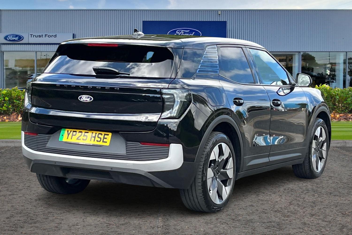 Ford Explorer Photo 3