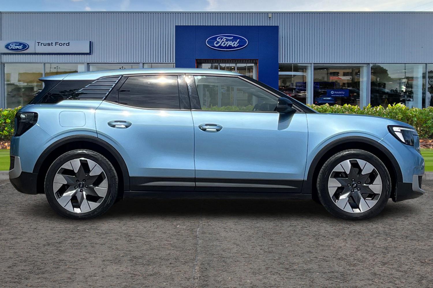 Ford Explorer Photo 2