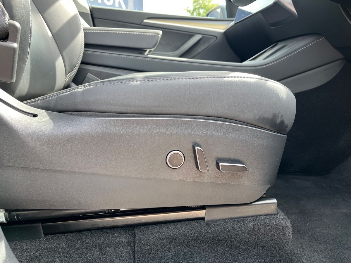 TESLA Model Y Photo 35