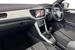 Volkswagen T-Roc Photo 2