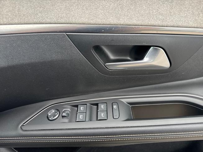PEUGEOT 5008 Photo 30