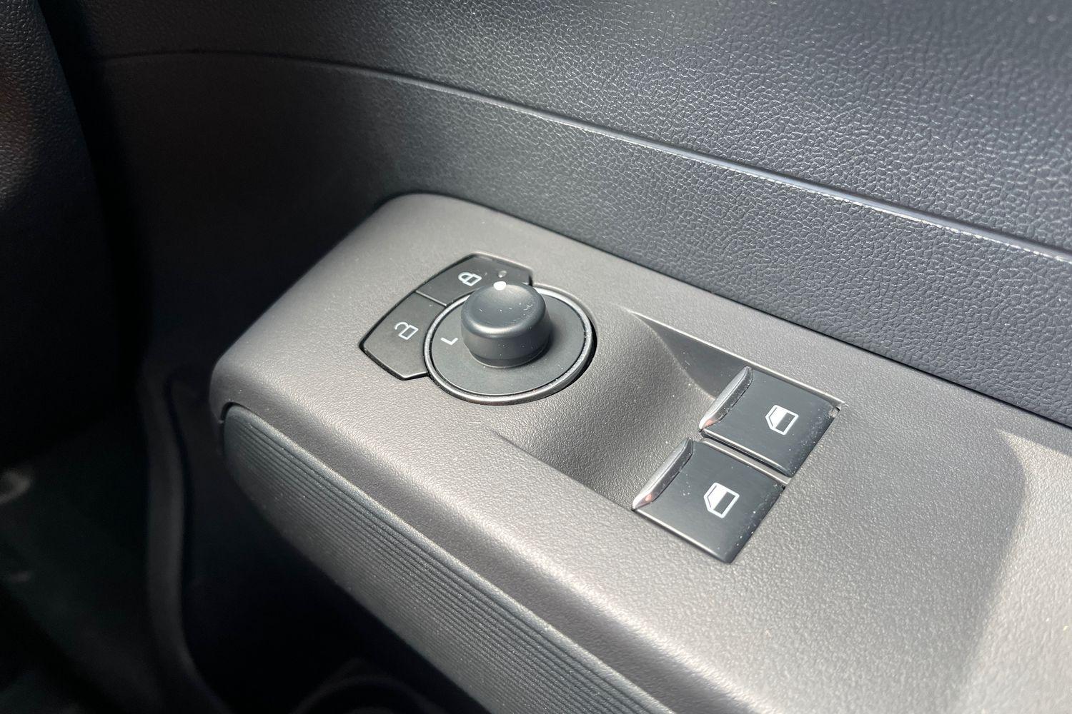 Ford E-Transit Courier Photo 32