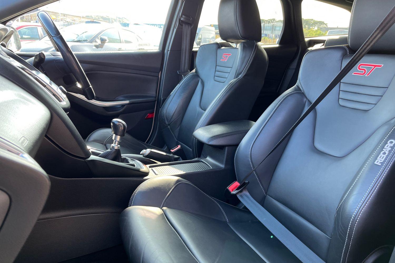 Ford FOCUS Photo 18