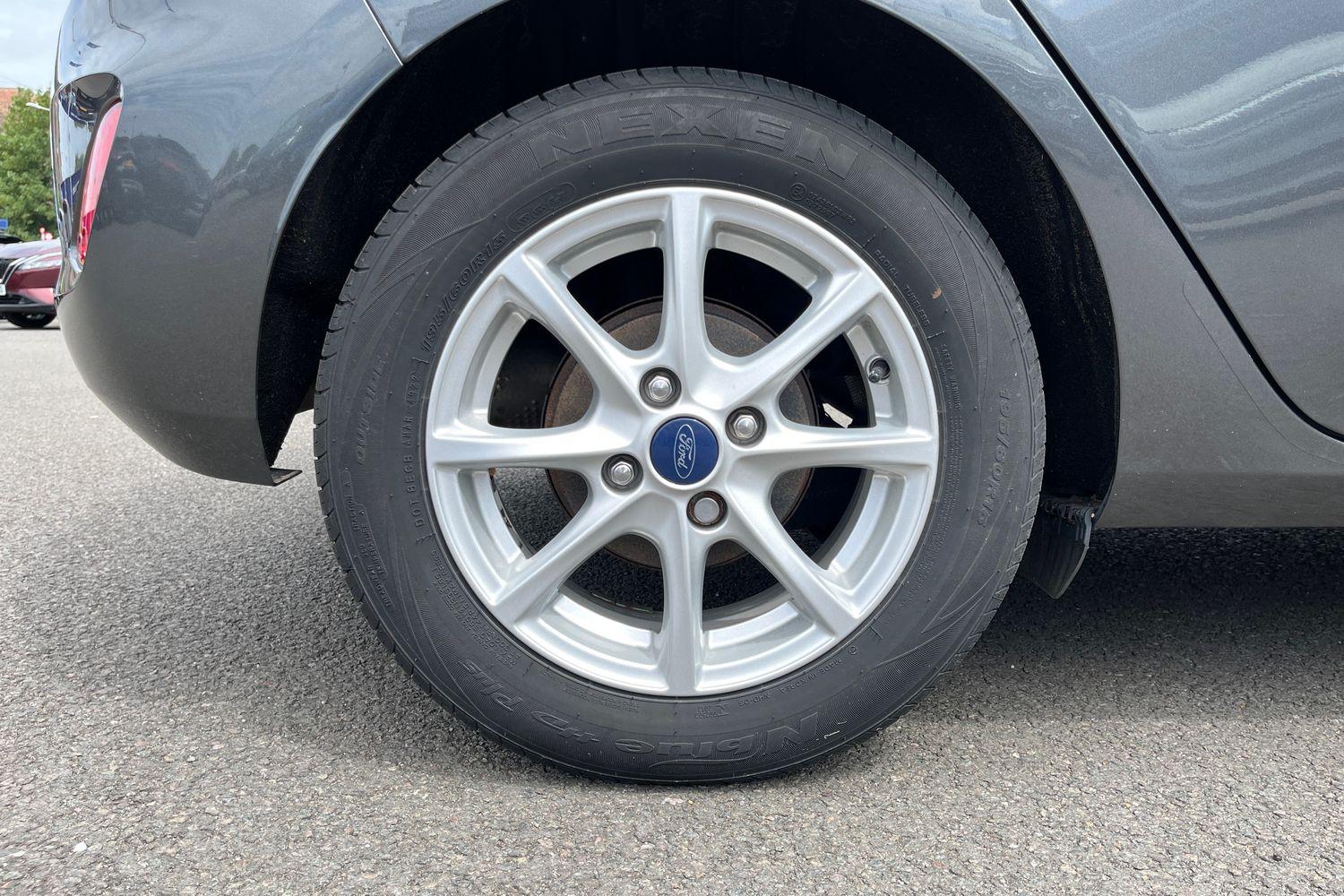 Ford FIESTA Photo 7