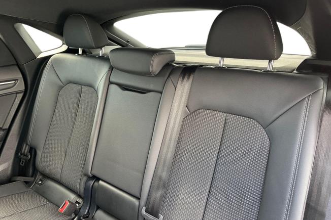 AUDI Q3 Photo 9