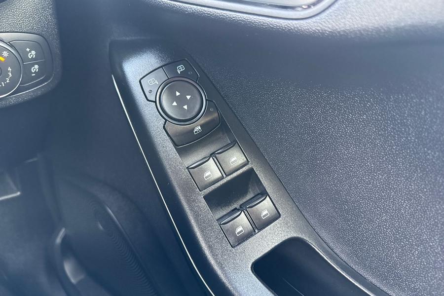 Ford FIESTA Photo autoimg-f00e8ce04388964ee6e0f5740de22dd7d95471d6.jpg
