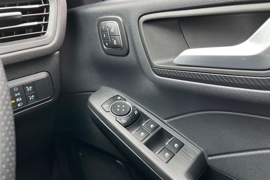 Ford KUGA Photo autoimg-f02b566198ef4f0f4369b568b206e52b0c42565d.jpg