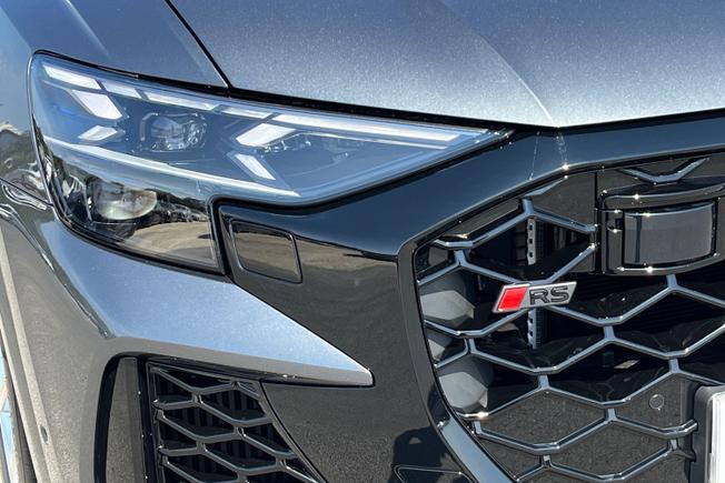 AUDI Rsq8 Photo 23