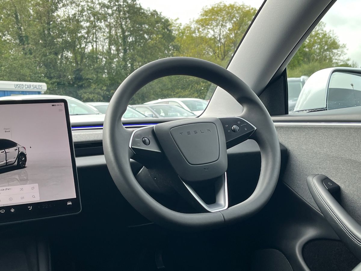 TESLA Model 3 Photo 14