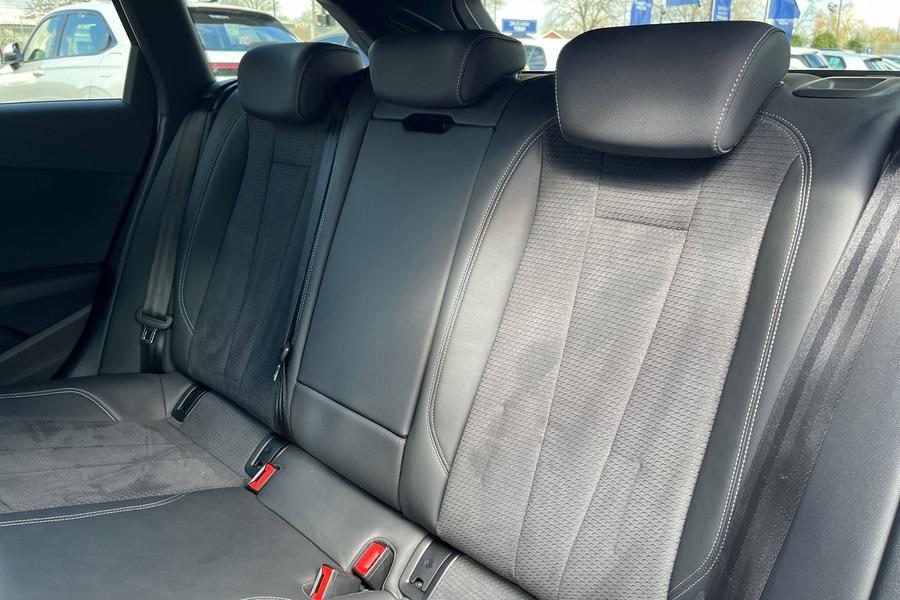 Audi A4 Photo autoimg-f0f2dc29f67b9dbb233b32fb97d95a80fd63da80.jpg