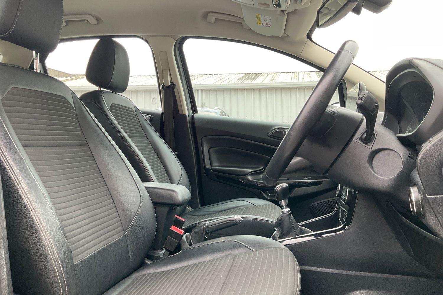 Ford ECOSPORT Photo 16