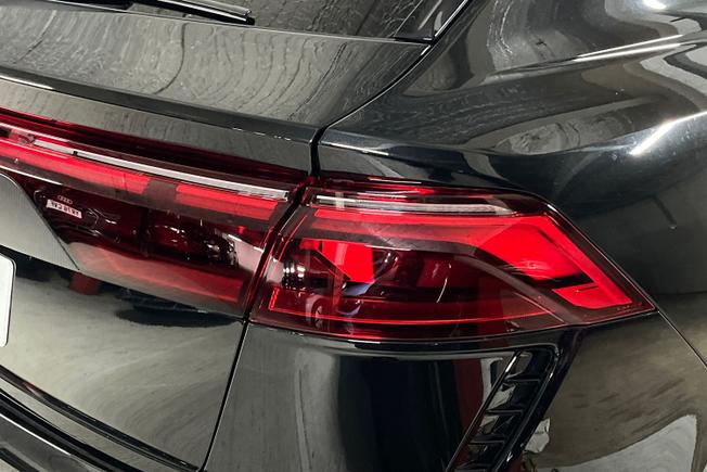 AUDI RSQ8 Photo 18