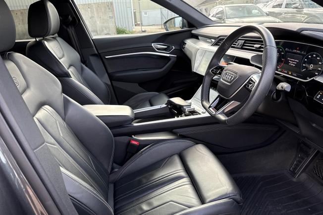 AUDI e-tron Photo 24