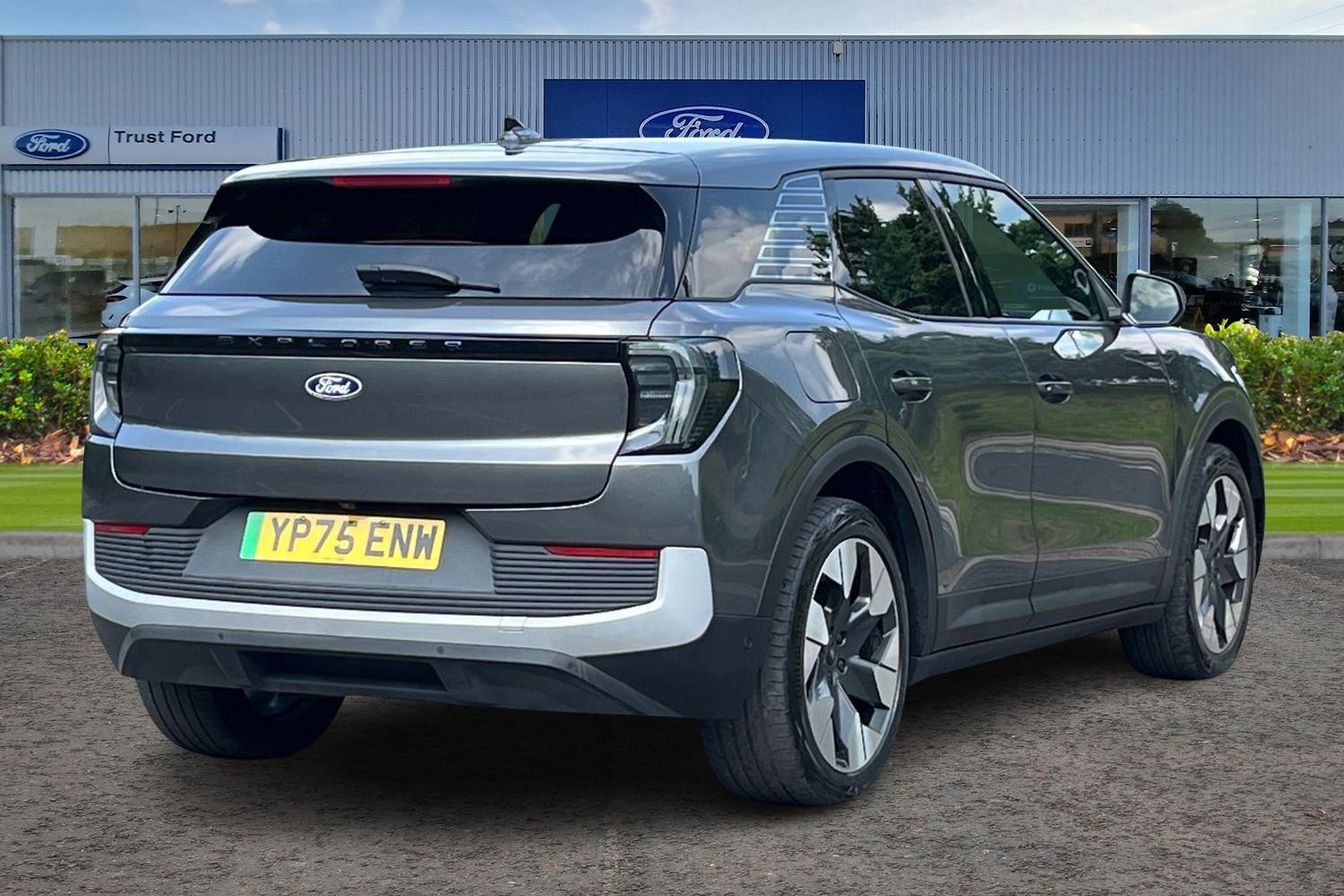 Ford Explorer Photo 3