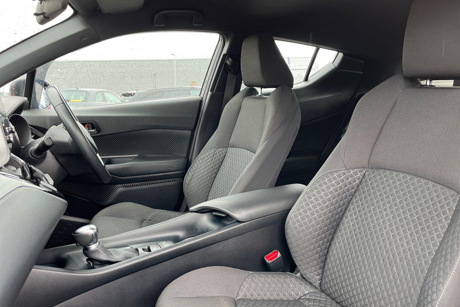 Toyota C-HR Photo 18