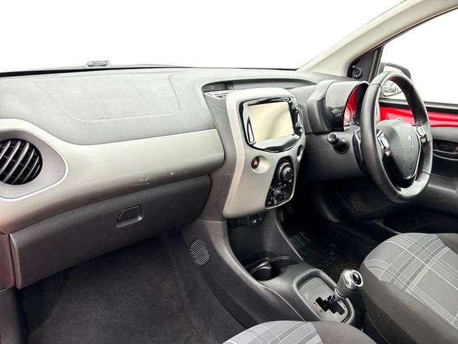 PEUGEOT 108 Photo 2