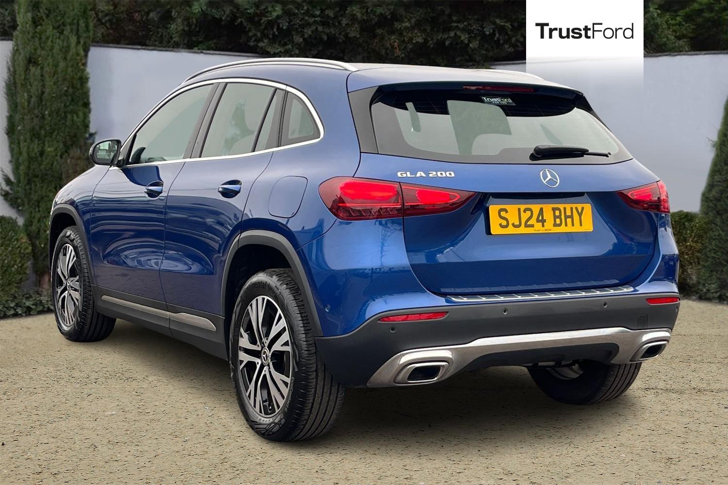 Mercedes-Benz GLA Photo 1