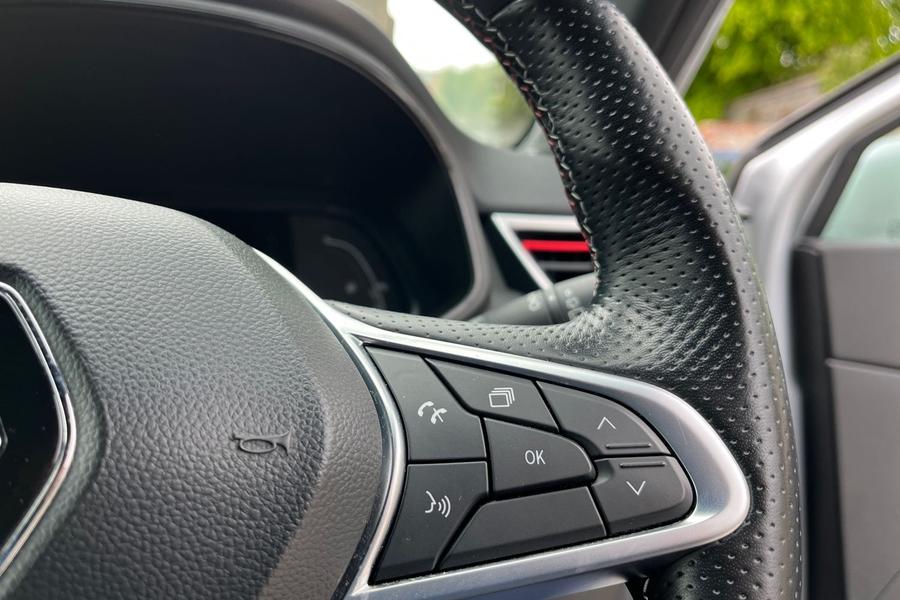 Renault CLIO Photo autoimg-f26b2594cb0eda612f74ae72c3274079b1905f3c.jpg