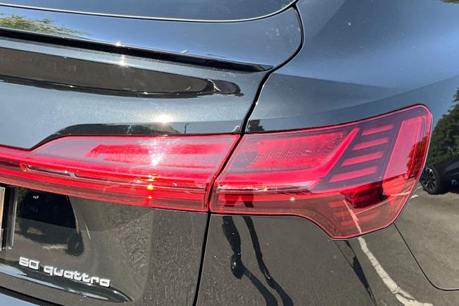 AUDI E-Tron Photo 18