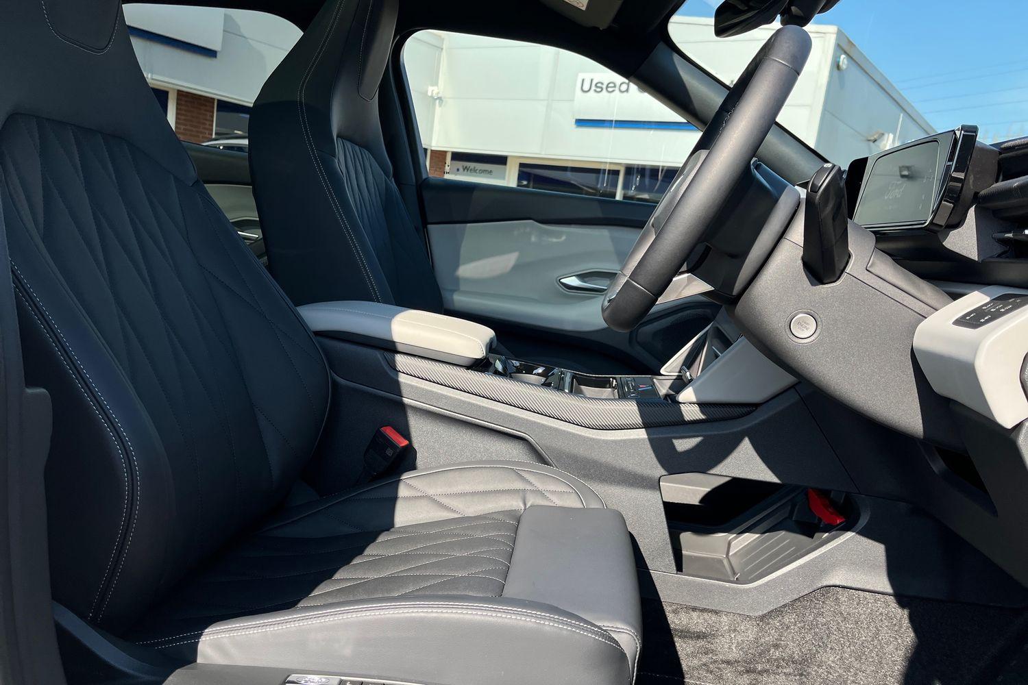 Ford EXPLORER Photo 16